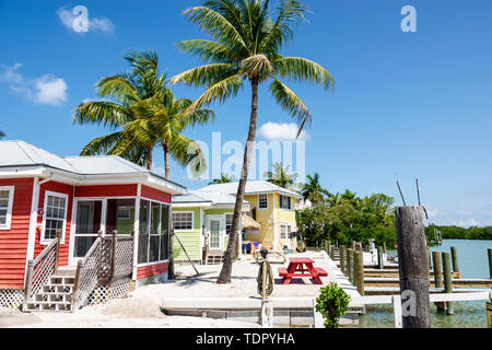 Sanibel Island Florida, Castaways Beach & Bay Cottages, Resort, hôtel, bungalow cottage en bois coloré, palmiers, quais, front de mer, FL190508007 Banque D'Images