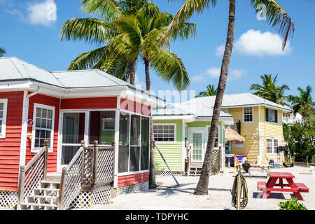 Sanibel Island Florida, Castaways Beach & Bay Water Cottages, Resort, hôtel hôtels hébergement inn motel motels, chalet en bois coloré, Palm tre Banque D'Images