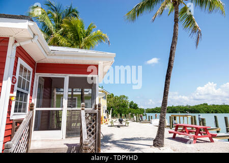 Sanibel Island Florida, Castaways Beach & Bay Water Cottages, Resort, hôtel hôtels hébergement inn motel motels, chalet en bois coloré, Palm tre Banque D'Images