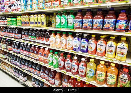 Sanibel Island Florida,Jerry's Foods,supermarché d'épicerie,intérieur,vente d'étagères,jus de fruits,bouteilles en plastique,V8,Clamato,FL190508023 Banque D'Images