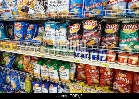 Sanibel Island Florida,Jerry's Foods,supermarché d'épicerie,intérieur,vente d'étagères,collations,chips,lays,marque,nourriture de mauvaise qualité,vi Banque D'Images
