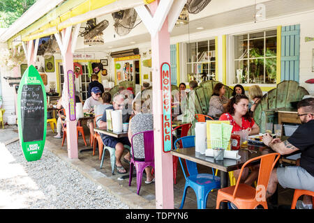 Sanibel Island Florida, l'île Cow, restaurant restaurants repas café cafés, porche, en plein air, trottoir à l'extérieur tables repas rue café, dîner, Banque D'Images