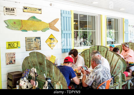 Sanibel Island Florida, l'île Cow, restaurant restaurants repas café cafés, porche, en plein air, trottoir à l'extérieur tables repas rue café, dîner, Banque D'Images