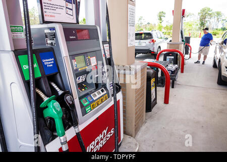 Fort ft. Myers Florida,Murphy Express,station de remplissage de gaz,essence,pompes à carburant,distributeurs sont utilisés pour pomper,buse,diesel,sans éthanol sans plomb,FL19051000 Banque D'Images