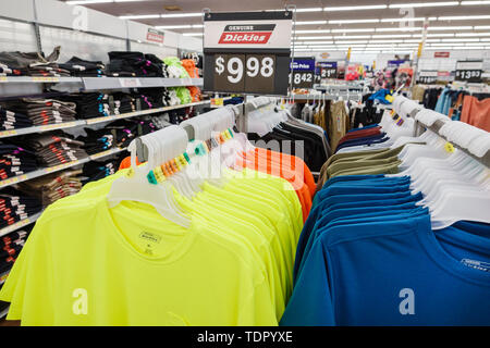 Lakeland Florida,Walmart,intérieur,shopping shopper shoppers magasins marché marchés achats vente, magasin de détail magasins d'affaires b Banque D'Images