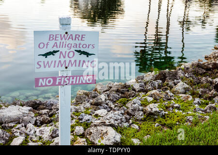 Naples Floride, GreenLinks Golf Villas à Lely Resort, lac, panneau, avertissement, pas de pêche, attention, alligators, FL190512021 Banque D'Images