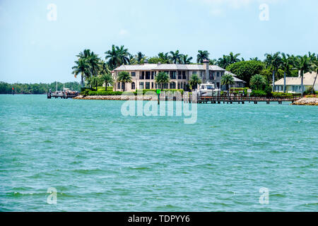 Naples Floride, l'eau de la baie de Naples Haldeman Creek eau, Port Royal, Golfe du Mexique, manoir de bord de mer, quai, les visiteurs Voyage Voyage tourisme touristique Banque D'Images