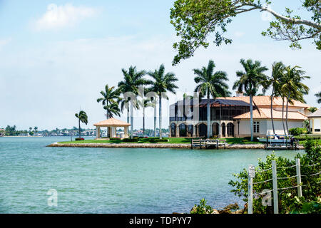 Naples Floride, l'eau de la baie de Naples Haldeman Creek eau, Port Royal, Golfe du Mexique, manoir de bord de mer, palmiers, les visiteurs Voyage voyage touristique à Banque D'Images