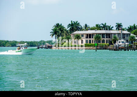 Naples Floride, l'eau de la baie de Naples Haldeman Creek eau, Port Royal, Golfe du Mexique, manoir de bord de mer, bateau à moteur, les visiteurs Voyage voyage tour touris Banque D'Images