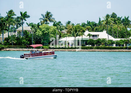 Naples Floride, l'eau de la baie de Naples Haldeman Creek eau, Port Royal, Golfe du Mexique, manoir de bord de mer, bateau ponton, les visiteurs Voyage voyage touristique Banque D'Images