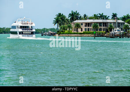 Naples Floride, l'eau de la baie de Naples Haldeman Creek eau, Port Royal, Golfe du Mexique, manoir en bord de mer, bateau touristique, les visiteurs voyage visite Banque D'Images