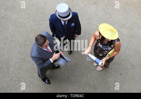 Racegoers arriver durant le premier jour de Royal Ascot à Ascot Racecourse. Banque D'Images