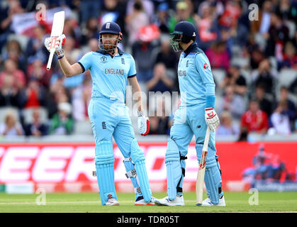 L'Angleterre reconnaît la foule Bairstow Jonny après avoir atteint cinquante s'exécute au cours de l'ICC Cricket World Cup phase groupe match à Old Trafford, Manchester. Banque D'Images