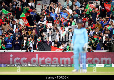 Afghanistan fans de montrer leur soutien à leur équipe dans les tribunes au cours de l'ICC Cricket World Cup phase groupe match à Old Trafford, Manchester. Banque D'Images