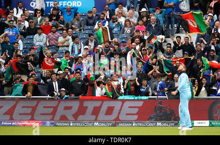 Afghanistan fans réagir après l'Angleterre, Jonny Bairstow (droite) chute des prises au cours de l'ICC Cricket World Cup phase groupe match à Old Trafford, Manchester. Banque D'Images