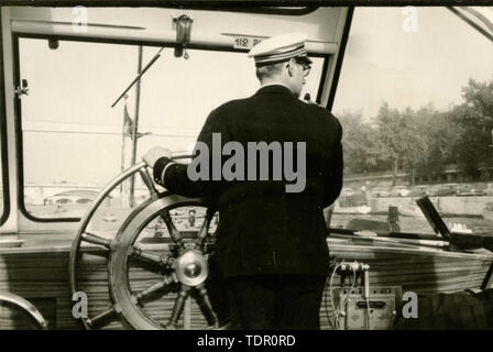 L'intérieur du bateau-mouche sur la Seine, Paris, France 1960 Banque D'Images