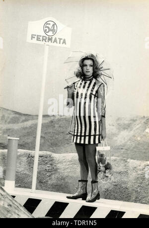 L'actrice allemande Solvi Stubing à une mise en place d'arrêt de bus, 1960 Banque D'Images