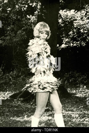 L'actrice allemande Solvi Stubing portant une robe à plumes, Italie 1970 Banque D'Images