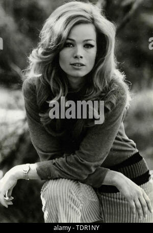 L'actrice allemande Solvi Stubing portant des vêtements à la mode, 1970 Banque D'Images
