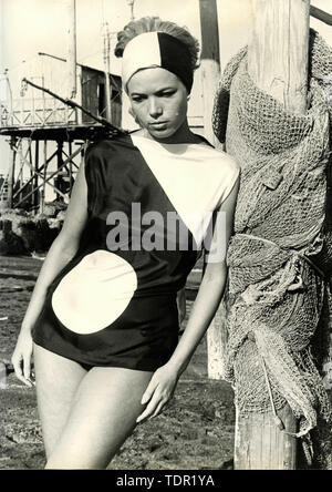 L'actrice allemande Solvi Stubing vêtu d'un ensemble de plage, 1970 Banque D'Images