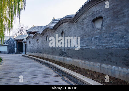 Le dragon mur arrière et porte de la cour à Beijing Hutong Banque D'Images