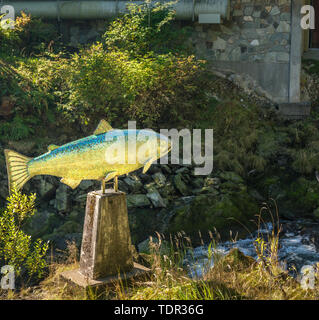 17 septembre 2018 - Ketchikan, Alaska : Yeltatzie Salmon mosaïque sculpture de l'artiste Terry Pyles au pied de l'échelle à poissons à Ketchikan Creek. Banque D'Images