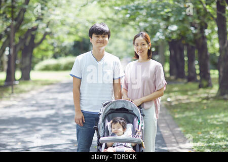 Famille japonaise dans un parc de la ville Banque D'Images