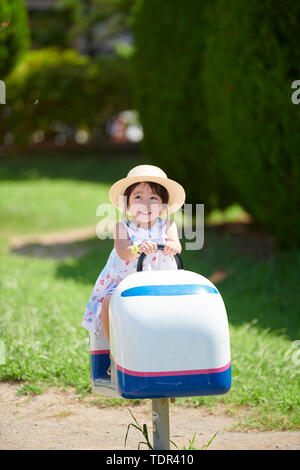 Kid japonais dans un parc de la ville Banque D'Images