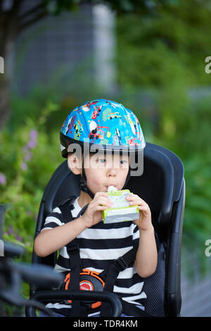 Kid japonais sur un vélo Banque D'Images