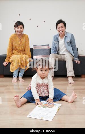 Famille japonaise à la maison Banque D'Images