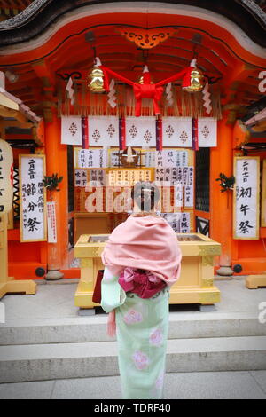 Le sanctuaire de Qingshui temple à Kyoto, Japon, le prie de bénédictions. Banque D'Images