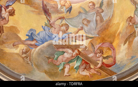 MENAGGIO, ITALIE - 8 mai 2015 : la fresque baroque des anges avec le corss à l'église Chiesa di Santa Marta. Banque D'Images