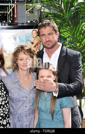 LOS ANGELES, CA. 30 mars 2008 : Jodie Foster (à gauche), Gerard Butler & Abigail Breslin lors de la première mondiale de son nouveau film 'à' l'île de Nim Grauman's Chinese Theatre, à Hollywood. © 2008 Paul Smith / Featureflash Banque D'Images