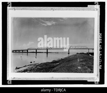Photocopie de 10et 15x-148 ; ET-148 ;, noir et blanc, la preuve photo. Situé à lâche dans de grands fort au National Museum of American History de la Smithsonian Institution, Centre d'archives, des travaux et de l'industrie Division, Washington, D.C., le photographe Studio Billings. ; LA PREUVE LA PHOTO PRISE DU PONT ACHEVÉ DE CISJORDANIE À LA DIGUE EN AVAL DE LA RIVIÈRE DU NORD VERS L'EST DE LA BANQUE. - Huey P. long pont, enjambant la rivière Mississipi environ à mi-chemin entre neuf et douze mille points en amont et de l'ouest de la Nouvelle Orléans, Jefferson, Jefferson Parish, LA ; Modjeski, Masters et Chase, Inc., Banque D'Images