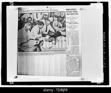 Copie photographique du 16 septembre, 1931 New Orleans Matin Tribune article de journal. Situé dans un album photo au National Museum of American History de la Smithsonian Institution, Centre d'archives, des travaux et de l'industrie Division, Washington, D.C. ; 16 septembre, 1931 NEW ORLEANS MATIN TRIBUNE ARTICLE DE PRESSE ET PHOTO DE L'OUVERTURE DES SOUMISSIONS DU PONT AVEC LE GOUVERNEUR DE LOUISIANE HUEY LONG, maire de la Nouvelle-orléans WALMSLEY, PRÉSIDENT DE LA COMMISSION DE L'AUTOROUTE DE L'état OK. ALLEN ET PUBLIC BELT RAILROAD INGÉNIEUR EN CHEF ROBERT BARCLAY. - Huey P. long pont, enjambant la rivière Mississipi environ à mi-chemin entre neuf et Banque D'Images