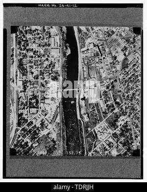 Photocopie de photographie aérienne datée d'octobre 1988, photographié par Aerial Services, Incorporated, Waterloo, Iowa ; LE COMPLEXE RATH directement à la verticale ; L'USINE D'EMBALLAGE BÂTIMENTS OCCUPENT QUADRANT SUPÉRIEUR DROIT DE LA PHOTO ; 18TH STREET BRIDGE AU CENTRE - Rath Packing Company, Sycamore Street entre les rues Elm et dix-huitième, Waterloo, Black Hawk Comté, IA Banque D'Images