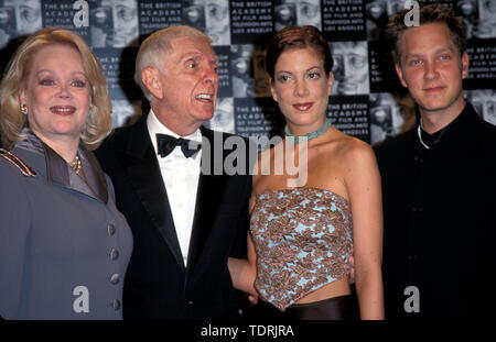 Jun 23, 2006 ; Los Angeles, CA, USA ; haut producteur de télévision Aaron Spelling dont l'écoute aux heures de hits, dont Charlie's Angels, Dynasty et Beverly Hills, 90210, ont été souvent rejetées par les critiques, mais le plus souvent adopté par le public, est mort vendredi, cinq jours après un accident vasculaire cérébral. Il était de 83. Sur la photo : Sep 12, 1999 ; Los Angeles, CA, USA ; Aaron Spelling Film avec sa femme, fille et fils de TORI RANDY. (Crédit Image : Chris Delmas/Zuma sur le fil) Banque D'Images