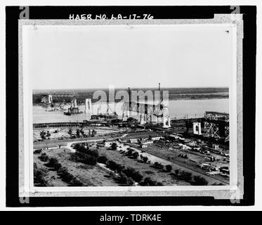 Copie photographique de circa 1934 Photographie noir et blanc photographie aérienne. En vrac dans de grands box situé à au National Museum of American History de la Smithsonian Institution, Centre d'archives, des travaux et de l'industrie Division, Washington, D.C., photographe d'origine inconnue. ; années 1934 PHOTO AÉRIENNE PRISE À PARTIR DE LA RIVE EST À LA BANQUE DU SUD VERS L'OUEST MONTRANT TERMINÉ LES PILES DE PONTS ET DE CHARPENTE DE PONT ENTRE LES PILES C, B, ET C. - Huey P. long pont, enjambant la rivière Mississipi environ à mi-chemin entre neuf et douze mille points en amont et de l'ouest de la Nouvelle Orléans, Jefferson, Jefferson Parish, LA ; Modjes Banque D'Images