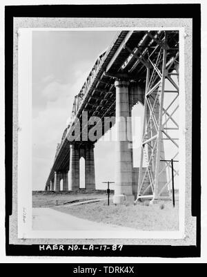 Copie photographique de circa 1935, noir et blanc, 10et 14x-148 ; ET-148 ; photographie. En vrac Huey P. Long dossier dans de grands box situé à au National Museum of American History de la Smithsonian Institution, Centre d'archives, des travaux et de l'industrie Division, Washington, D.C., photographe, Lionel T. Berryhill, Apple Valley, Californie ; années 1935. PHOTOGRAPHIE DE BRIDGE PRIS DE CISJORDANIE À NORTH AU QUAI ET-147;d'uneet d-148 ; près de la digue. - Huey P. long pont, enjambant la rivière Mississipi environ à mi-chemin entre neuf et douze mille points en amont et de l'ouest de la Nouvelle Orléans, Jefferson, Jeffe Banque D'Images
