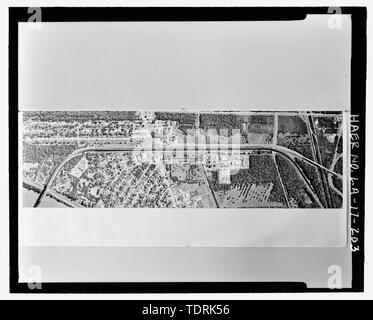 Photocopie de circa 2000 Photographie noir et blanc photographie aérienne imprimer. Photographe inconnu. Copie de photographies imprimées situé dans la New Orleans Public Belt Railroad bureaux administratifs à 5100 Autoroute Jefferson, Jefferson, LA 70123. ; vers 2000 PHOTO AÉRIENNE DE LA CISJORDANIE RAILROAD PARTIE DE L'APPROCHE DU PONT. - Huey P. long pont, enjambant la rivière Mississipi environ à mi-chemin entre neuf et douze mille points en amont et de l'ouest de la Nouvelle Orléans, Jefferson, Jefferson Parish, LA ; Modjeski, Masters et Chase, Inc., ingénieur ; Siems-Helmers, Inc., constructeur ; American Bridge Com Banque D'Images