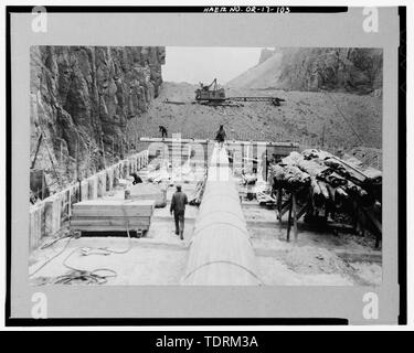 Photocopie de photo historique, le 8 décembre 1930 (impression originale déposée dans un groupe d'enregistrement 115, Archives nationales, Washington, D.C.). OWYHEE DAM SE PRÉPARE À couler le béton dans le panneau no 9 ; GALERIE PHOTOS FORMULAIRES EN PLACE. - Owyhee barrage, à travers Owyhee River, Nyssa, comté de Malheur, ou Banque D'Images