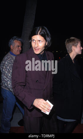 02 déc., 1999 ; Los Angeles, CA, USA ; acteur Crispin Glover @ le 'Sweet & Lowdown' première du film.. (Crédit Image : Chris Delmas/Zuma sur le fil) Banque D'Images