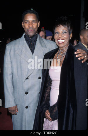 Déc 14, 1999 ; Los Angeles, CA, USA ; acteur Denzel Washington avec sa femme PAULETTA @ l 'Imperial' premiere.. (Crédit Image : Chris Delmas/Zuma sur le fil) Banque D'Images