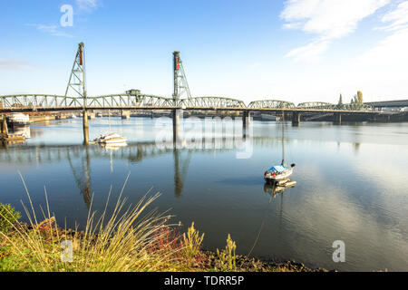 Yacht de luxe sur l'eau tranquille avec pont en acier et skyline à portland Banque D'Images