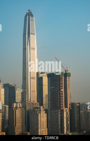 Le complexe de la CDB à Futian District, Shenzhen, Chine, est le plus spectaculaire de la construction d'une requête Ping Ping (Centre financier) dans un immeuble de grande hauteur. Sous le soleil couchant et le coucher du soleil, ces gratte-ciel sont des monuments de la ville. Le complexe de la CDB à Futian District, Shenzhen, Chine, est le plus spectaculaire de la Chine un Ping Ping (construction d'un centre financier), le plus haut bâtiment de Chine. Ces gratte-ciel sont les monuments de la ville au coucher du soleil. Banque D'Images