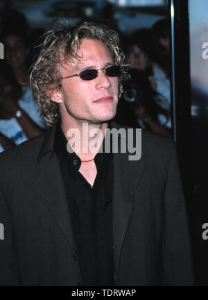 Heathcliff Andrew Ledger (4 avril 1979 - 22 janvier 2008) était un acteur australien. Après être apparu dans des rôles à la télévision dans les années 90, développé une carrière hollywoodienne de grand livre. Il joue dans les deux succès critique et financier, y compris le Patriot, Monster's Ball et Brokeback Mountain, et ont rempli le rôle du Joker dans le prochain The Dark Knight. Ledger est mort à New York le 22 janvier 2008. Sur la photo : May 27, 2000 ; Los Angeles, CA, USA - l'acteur Heath Ledger au 'Patriot' premiere. (Crédit Image : © Chris Delmas/Zuma sur le fil) Banque D'Images