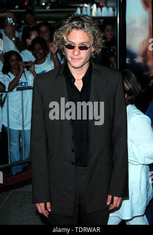 Heathcliff Andrew Ledger (4 avril 1979 - 22 janvier 2008) était un acteur australien. Après être apparu dans des rôles à la télévision dans les années 90, développé une carrière hollywoodienne de grand livre. Il joue dans les deux succès critique et financier, y compris le Patriot, Monster's Ball et Brokeback Mountain, et ont rempli le rôle du Joker dans le prochain The Dark Knight. Ledger est mort à New York le 22 janvier 2008. Sur la photo : May 27, 2000 ; Los Angeles, CA, USA - l'acteur Heath Ledger au 'Patriot' premiere. (Crédit Image : © Chris Delmas/Zuma sur le fil) Banque D'Images