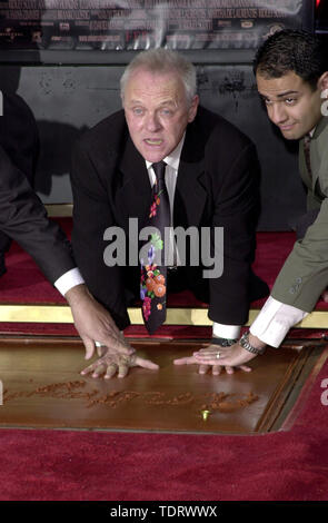 Jan 11, 2001 ; Los Angeles, Californie, USA ; acteur Anthony Hopkins @ sa main & cérémonie empreinte @ le Théâtre Chinois de Mann à Hollywood.. (Crédit Image : Â© Chris Delmas/Zuma sur le fil) Banque D'Images