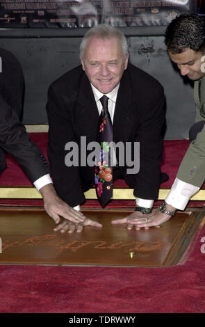 Jan 11, 2001 ; Los Angeles, Californie, USA ; acteur Anthony Hopkins @ sa main & cérémonie empreinte @ le Théâtre Chinois de Mann à Hollywood.. (Crédit Image : Â© Chris Delmas/Zuma sur le fil) Banque D'Images