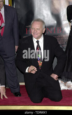 Jan 11, 2001 ; Los Angeles, Californie, USA ; acteur Anthony Hopkins @ sa main & cérémonie empreinte @ le Théâtre Chinois de Mann à Hollywood.. (Crédit Image : Â© Chris Delmas/Zuma sur le fil) Banque D'Images